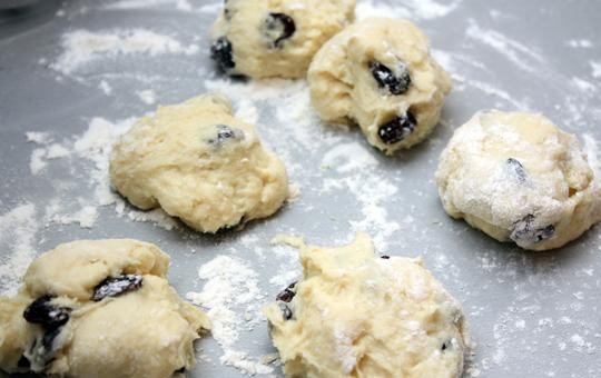 1. Этап. Сконы: Из получившегося теста руками или ложкой формируем наши булочки. Они должны быть небольшого размера.