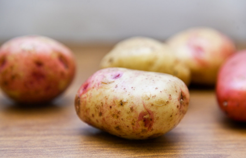 1. Этап. Картошка-гармошка в мультиварке: Подготовьте картошку.