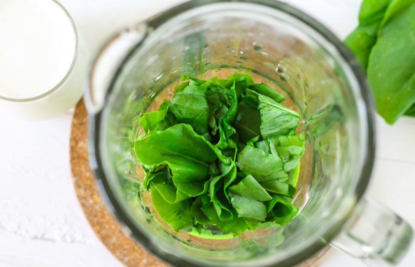 1. Этап. Смузи со щавелем: Пучок щавеля разберите в руках, отмерьте половину и срежьте с листьев стебли. Промойте их в воде и нарежьте лентами. Выложите в чашу блендера.