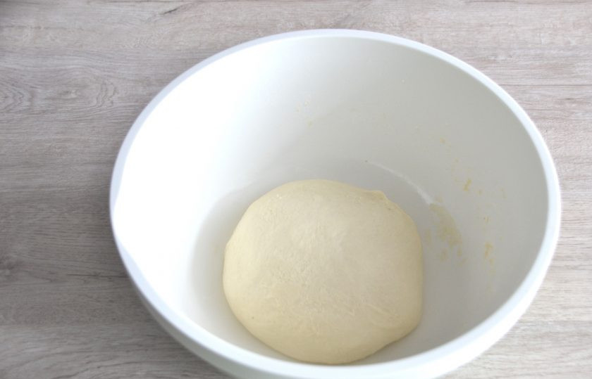 1. Этап. Батон на закваске: Тесто должно быть гладким, эластичным, не липнущим к рукам. Поставьте тесто в теплое место для брожения на 3 часа. Можно использовать для этого духовку, которую прогрейте примерно до 40 градусов, а потом отключите.