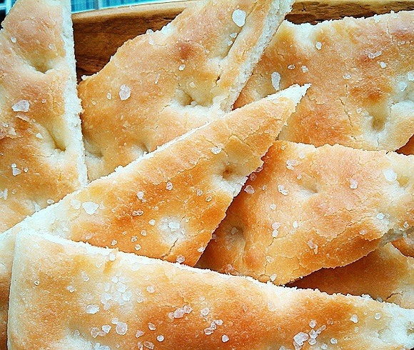 1. Этап. Фокачча тонкая: Выпекается фокачча довольно быстро. Раскалите духовой шкаф до двухсот градусов. Достаточно получаса — и отличная альтернатива хлебу готова.