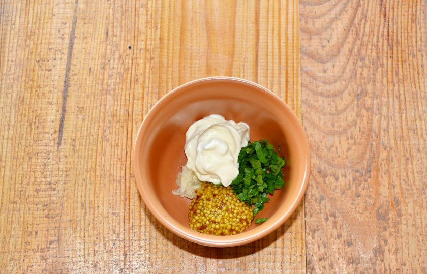 1. Этап. Шаурма на углях: Добавьте майонез (сметану) и горчицу в зернах.