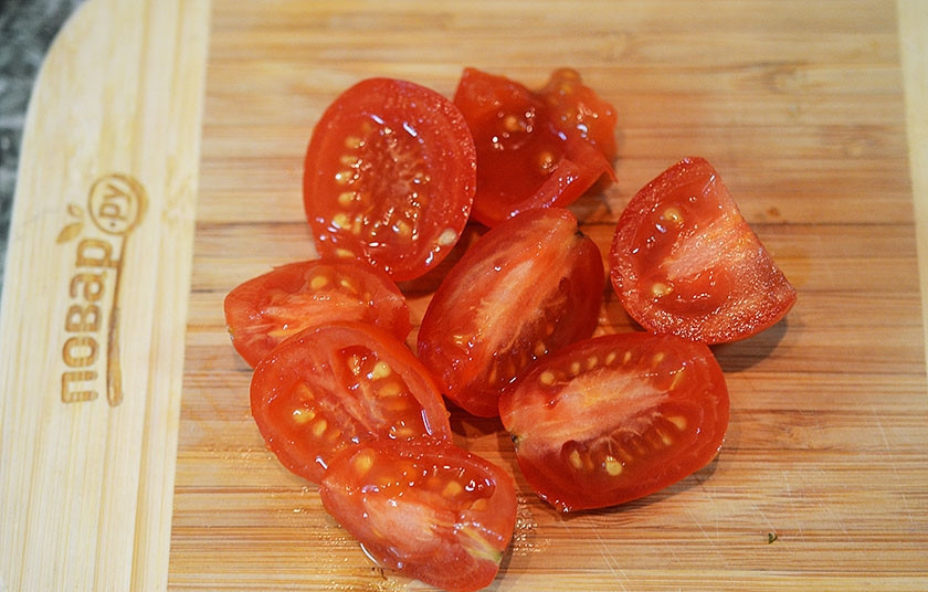 1. Этап. Каприз в авокадо: 1. Черри разрежьте пополам.