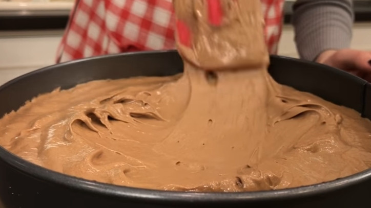 1. Этап. Шоколадный торт Захер: 8. Форму для выпекания застелите пергаментом и смажьте растительным маслом. Вылейте тесто в форму и выпекайте корж в разогретом до 170 градусов духовом шкафу около 1 часа.