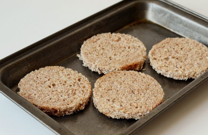 1. Этап. Канапе с киви: Затем подсушите их в духовке.