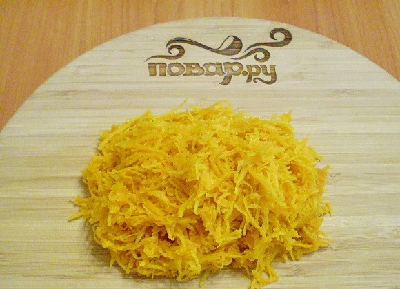 1. Этап. Оладьи из тыквы с манкой: Тыкву очищаем от кожуры и волокон. Трем на самой мелкой терке.