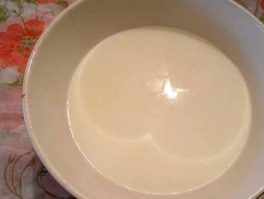 1. Этап. Яблочные булочки: Молоко немного нагрейте. Растворите в нём дрожжи и 3 ст. ложки сахара.