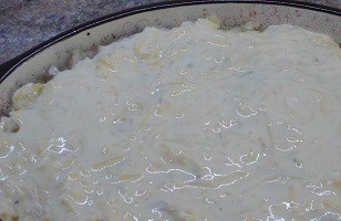 1. Этап. Капустная запеканка с фаршем и грибами: Накройте все оставшейся капустой. Для заливки смешайте яйца со сметаной и тертым сыром. Залейте содержимое формы.