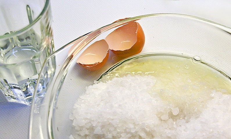 1. Этап. Сибас в соли: 2. В миску насыпаю соль (в зависимости от размера рыбы), вбиваю яйцо, выдавливаю сок одного лимона и вливаю столько же воды.