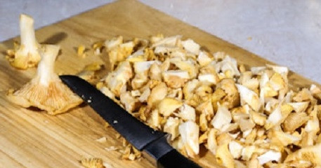 1. Этап. Свиные отбивные под соусом: Промойте лисички, нарежьте их пластинками. Если вы используете мелкие грибы, лучше оставьте их целиком, так соус получится более текстурным.