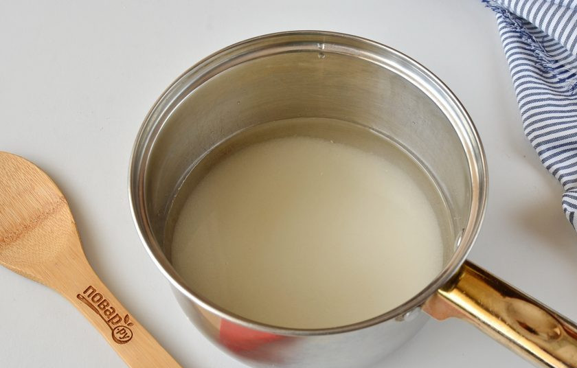 1. Этап. Варенье из яблок и лимона: Соедините сахар и воду, доведите до кипения.