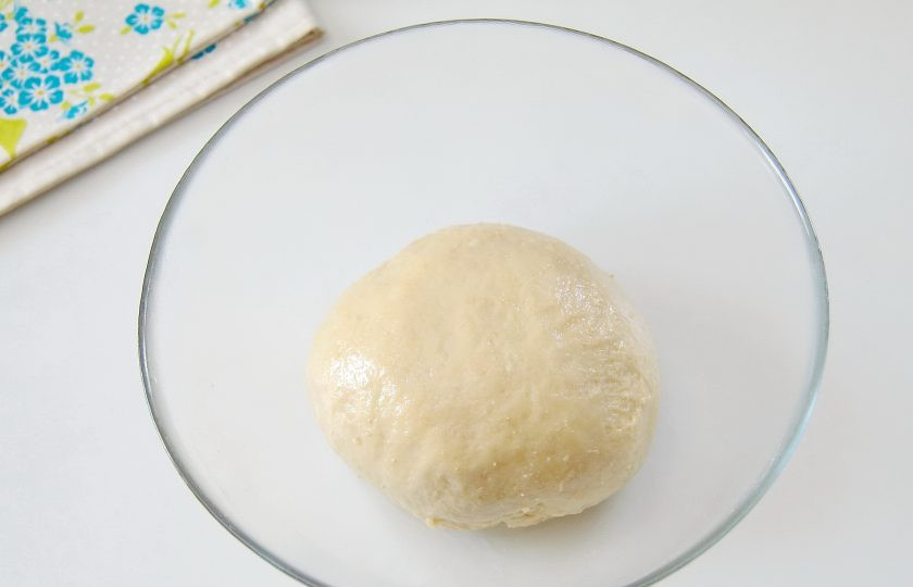 1. Этап. Домашняя ватрушка с шоколадной стружкой: 5. Помните тесто руками до тех пор, пока оно не впитает в себя все масло. Соберите его в шар. Накройте полотенцем и уберите в теплое место примерно на час.