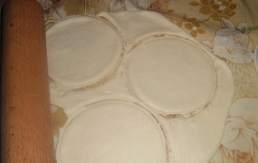 1. Этап. Пирожки с курицей: Тесто раскатываем, вырезаем круги.