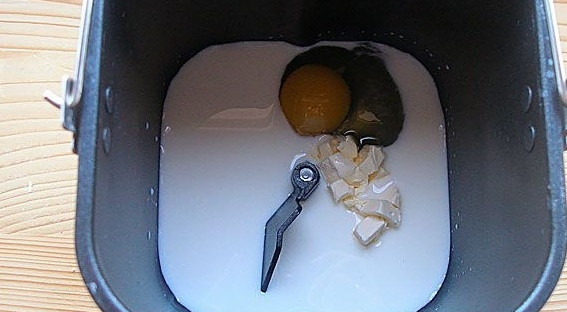 1. Этап. Бездрожжевой хлеб в хлебопечке (простой рецепт): Добавляем к молоку яйцо и размягченное сливочное масло, нарезанное кубиком.