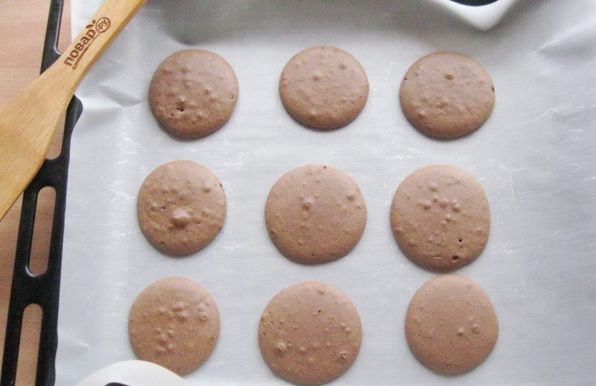 1. Этап. Печенье с зефиром: Выпекайте печенье в духовке, заранее разогретой до 175 градусов 10-15 минут.