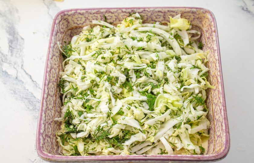 1. Этап. Заливной пирог с капустой и сыром: Разложите капусту с укропом.