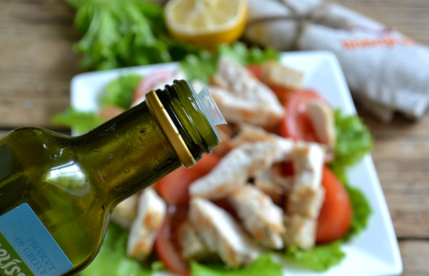 1. Этап. Салат из филе индейки: 7. Заправьте салат оливковым маслом.