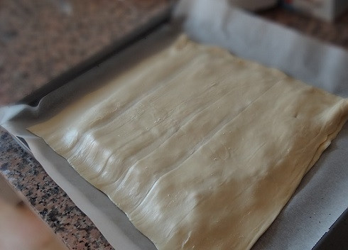 1. Этап. Слоеный пирог с тунцом: Накрываем вторым пластом.