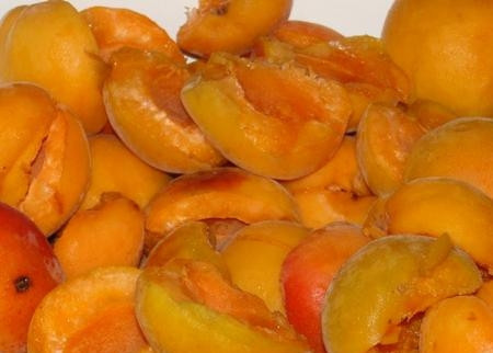 1. Этап. Конфитюр из абрикосов: Абрикосы помыть, порезать на дольки.