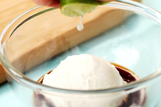 1. Этап. Салат под соусом: 9. Теперь можно заняться соусом. Для его приготовления необходимо соединить соевый и томатный соус, сметану, щепотку перца.