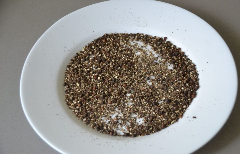 1. Этап. Пеппер-стейк: Измельчите черный перец горошком, но не очень мелко, это можно сделать в пакете, измельчив с помощью молоточка для отбивания мяса.