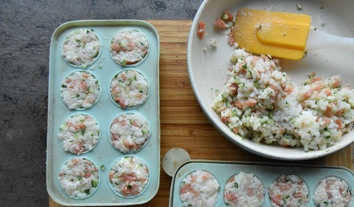 1. Этап. Ленивые роллы: Формировать роллы можно увлажненными руками, скатывая шарики. Или воспользоваться силиконовыми формами. Готовые роллы обсыпать кунжутным семенем. Подавать ленивые роллы, не нарушая традиции, с имбирем и васаби.