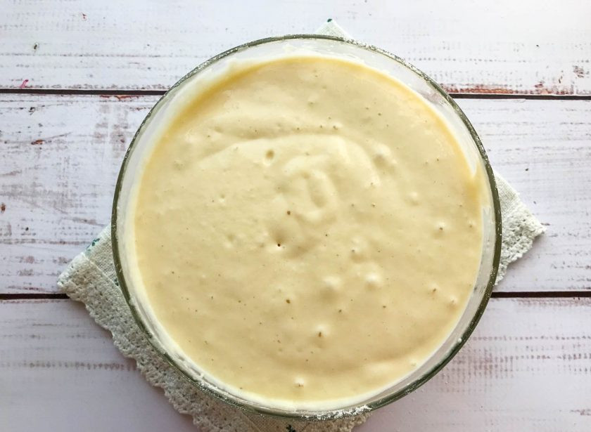 1. Этап. Оладьи на кефире и сметане: Добавьте соду и перемешайте.