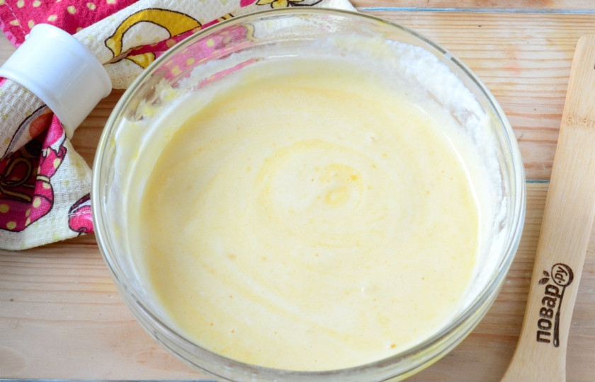 1. Этап. Суфле классическое: Отдельно в сухой и чистой посуде взбейте белки со щепоткой соли до состояния устойчивых пиков и добавьте в подготовленную смесь. Максимально аккуратно, чтобы не присадить смесь, перемешайте все в однородную массу.