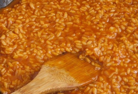 1. Этап. Ризотто с горошком: Теперь мы вливаем но сковороду 2 столовые ложки горячей воды (кипяченой) или овощного бульона. Готовим рис, пока жидкость не выпарится, затем снова добавляем немного воды и так повторяем до тех пор, пока рис не будет почти готов (он должен быть мягкий снаружи и немного твердоватый внутри). И еще раз повторю, рис нужно постоянно помешивать деревянной лопаткой.