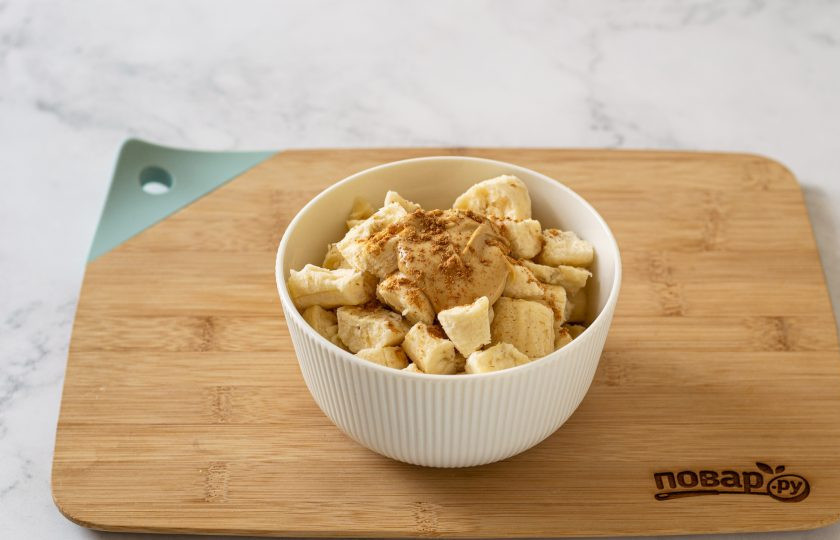 1. Этап. Веганское мороженое из банана: Достаньте бананы, нарежьте на маленькие кусочки. Переложите в глубокую миску, добавьте арахисовую пасту и корицу.