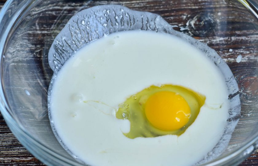 1. Этап. Хворост на кефире с водкой: В миску влейте теплый кефир, вбейте яйцо. Хорошо перемешайте.