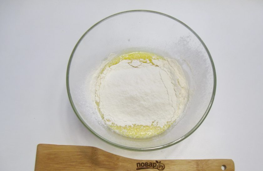 1. Этап. Пирожки с конфетами: Всыпьте в миску соль, еще 3-4 столовые ложки сахара и просеянную муку.