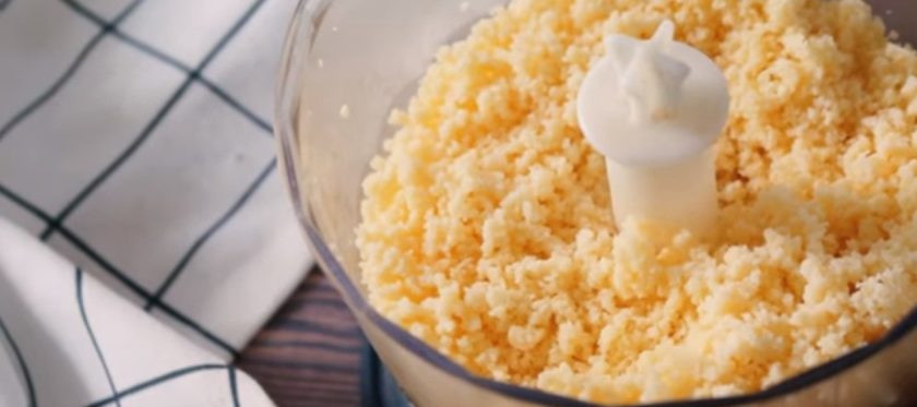 1. Этап. Простые сырные крекеры: 1. Твердый сыр измельчите блендером до состояния мелкой крошки. Холодное сливочное масло перетрите с мукой до состояния крошки (блендером или руками).