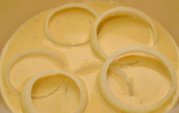 1. Этап. Лук в кляре: Обмакиваем колечки в кляре.