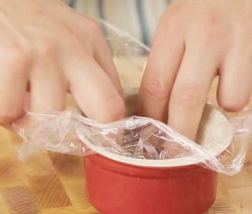 1. Этап. Семифредо с клубникой: Формы выстилаем пленкой так, чтобы ее концы свисали наружу.