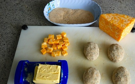 1. Этап. Щучьи котлеты: 5. И еще раз придайте им нужную форму. Обваляйте со всех сторон в панировочных сухарях. Разогрейте на сковороде немного растительного масла.