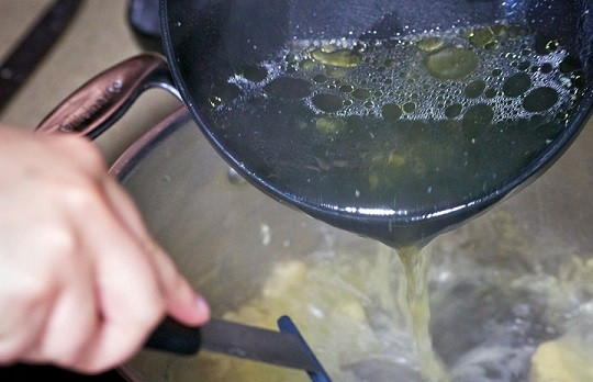 1. Этап. Суп-пюре с курицей: 10. Влейте тонкой струйкой два стакана бульона, помешивая, чтобы не образовались комочки.