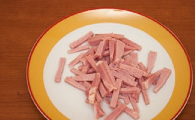 1. Этап. Салат-коктейль с ветчиной: 1. Первым делом необходимо отправить варить яйца вкрутую. Тем временем нарезать тонкой соломкой ветчину.