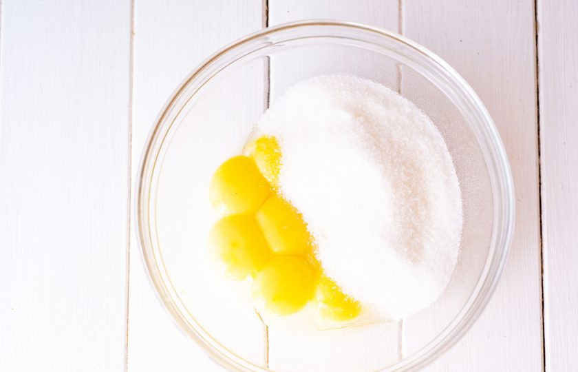 1. Этап. Торт с вишней и ананасом: В миску к желткам добавьте весь сахар.