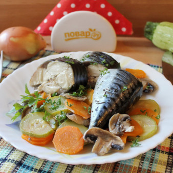 Скумбрия с овощами в пароварке