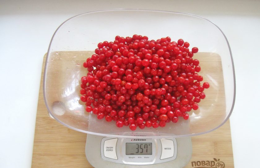 1. Этап. Заготовка калины на зиму: После ягоды взвесьте.