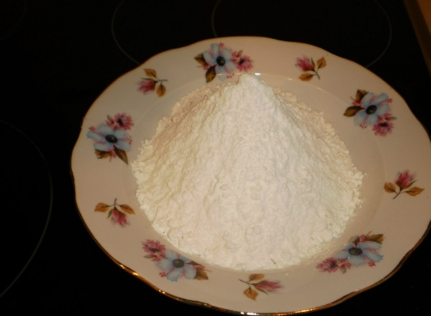 1. Этап. Налим в кляре: Смешайте в чашке муку, разрыхлитель и соль.