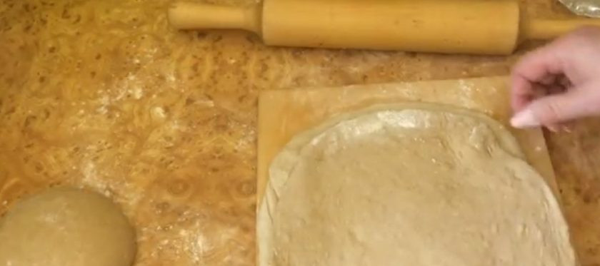 1. Этап. Хлеб Полярный простой: 4. Оставшееся белое тесто также накройте пленкой и оставьте на 3 часа. Белое и темное тесто округлите, каждый кусок разделите еще на две части. Сформируйте хлеб: одну часть белого теста раскатайте в пласт.