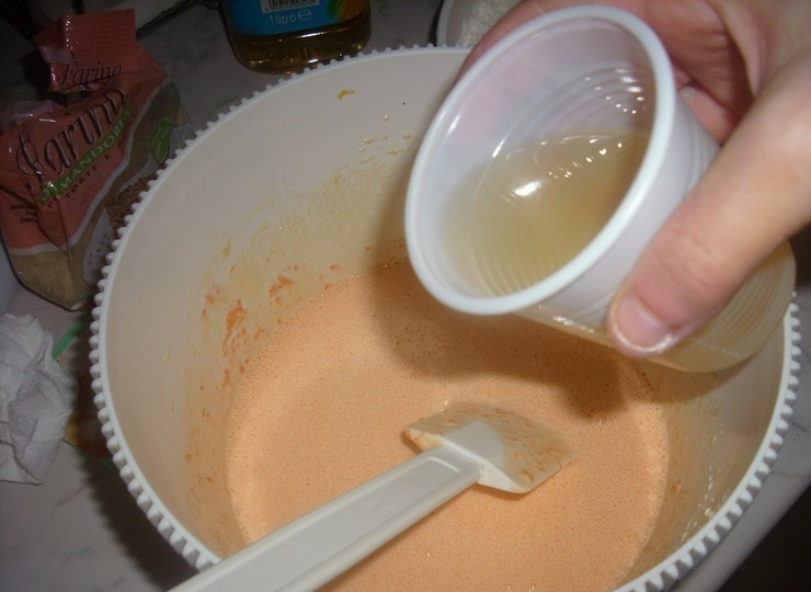 1. Этап. Простые морковные кексики: 5. Влейте растительное масло.