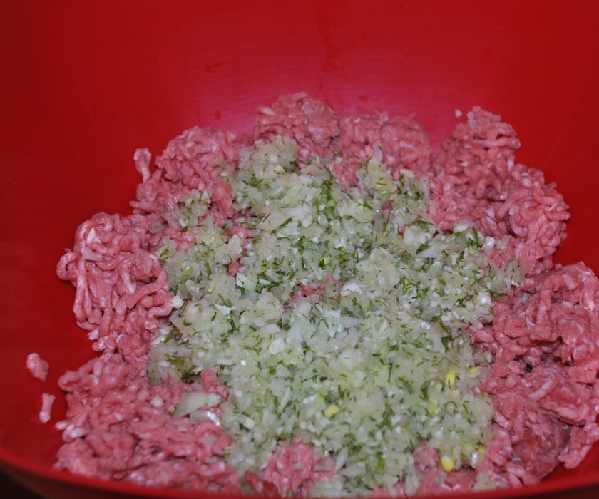 1. Этап. Люля-кебаб в аэрогриле: Измельчите лук и чеснок, а также зелень. Добавьте в фарш.