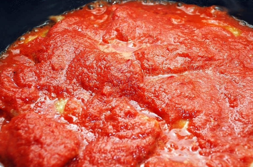 1. Этап. Рыба, тушенная в томатном соусе: Затем полученным соусом залейте рыбу на сковороде. Накройте снова крышкой и тушите минут 10-15 еще.