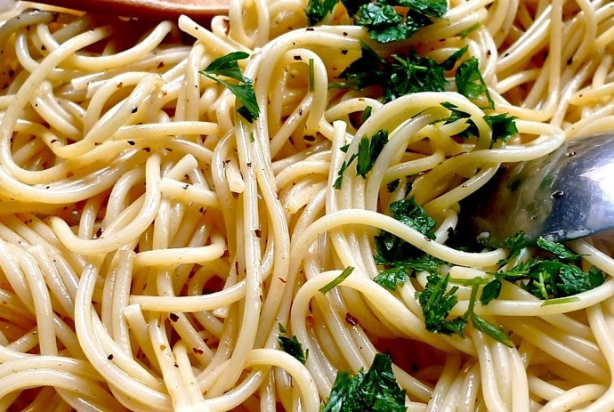 1. Этап. Спагетти с чесноком и петрушкой: 10. Нарежьте петрушку и выложите к спагетти, по вкусу поперчите и перемешайте.