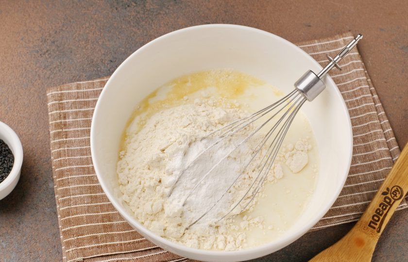 1. Этап. Заливной пирог с капустой и картошкой в духовке: Всыпьте муку и разрыхлитель теста.