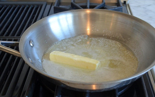 1. Этап. Итальянская запеканка из фарша: 1. В глубокой сковороде растопите масло.