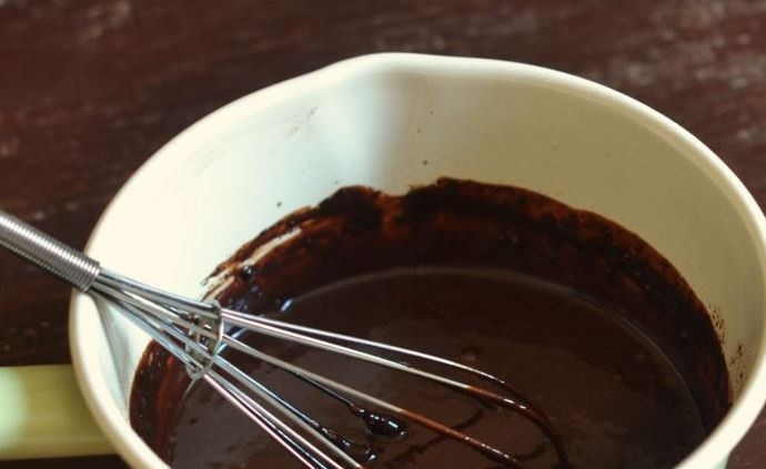 1. Этап. Шоколадный крем со сливками: Томите сливки на медленном огне, пока в них не растопится шоколад. Тщательно перемешайте все венчиком и разлейте крем по стаканам или чашкам. Поставьте его в холодильник, чтобы он остыл.